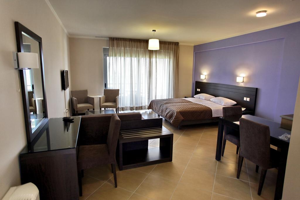 Cavos Fokidos Aparthotel Chiliadou  Bilik gambar