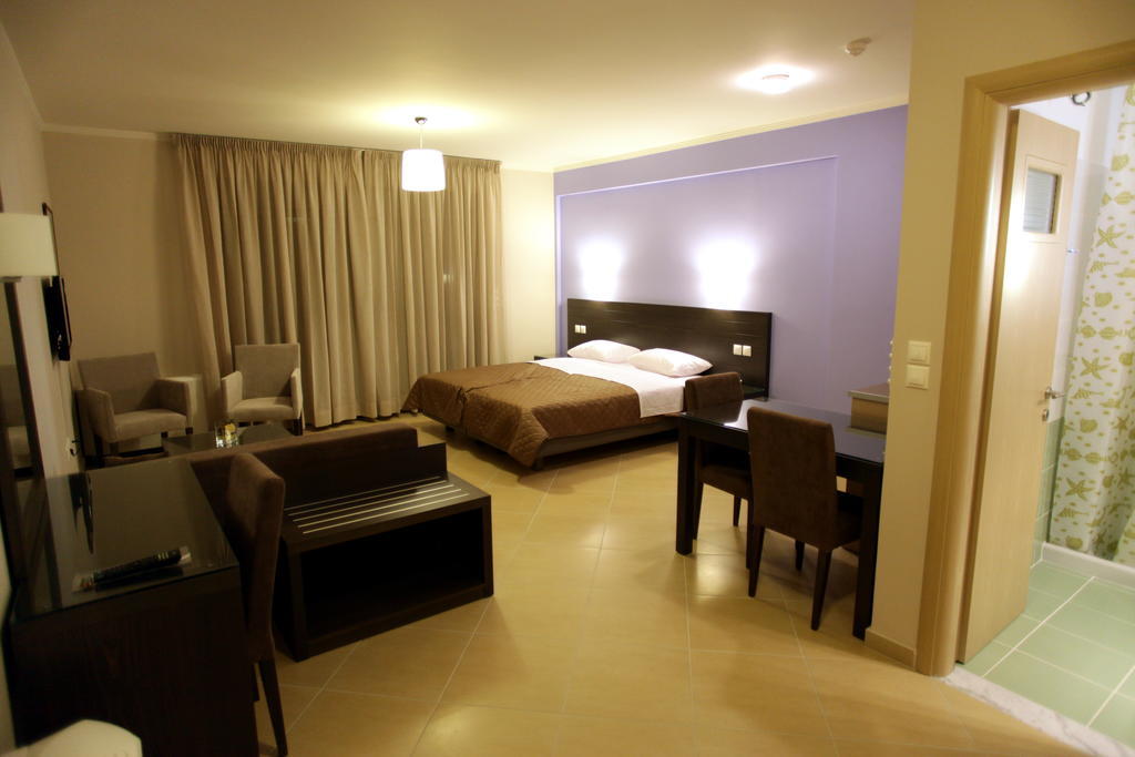 Cavos Fokidos Aparthotel Chiliadou  Bilik gambar
